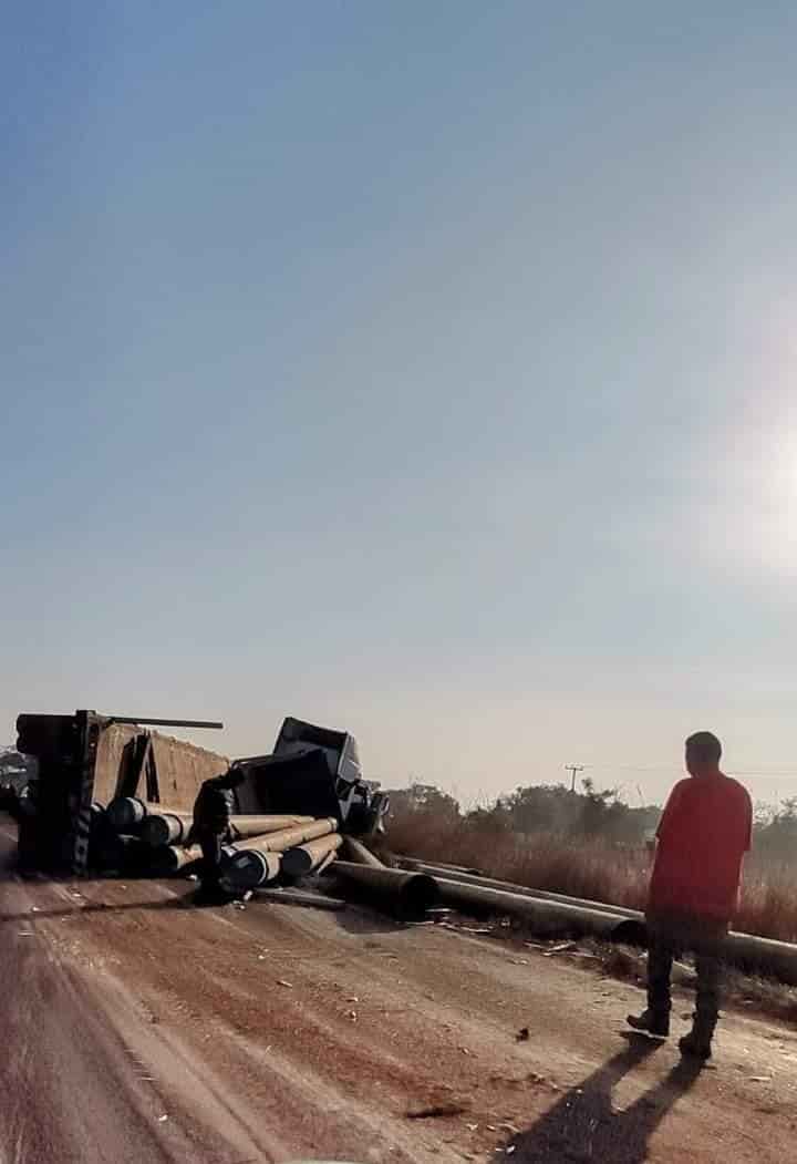 Se sale tráiler cargado con tubos en La Tinaja