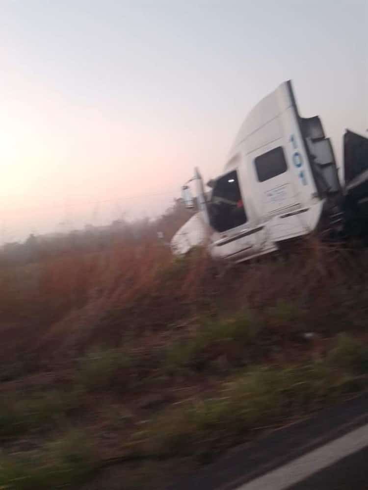 Se sale tráiler cargado con tubos en La Tinaja