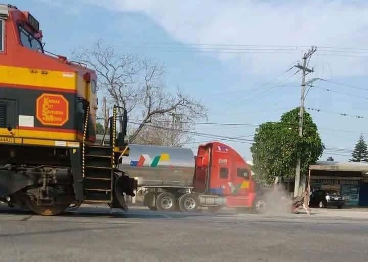 Tren impacta a pipa que intentó ganar el paso en Rinconada