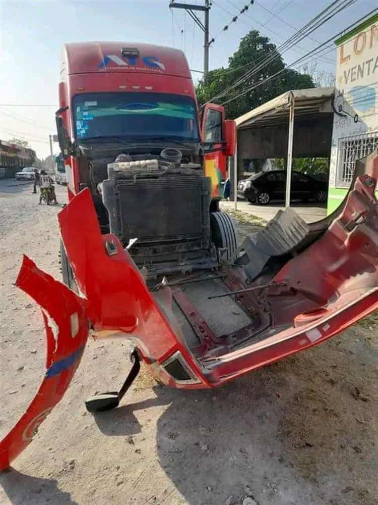 Tren impacta a pipa que intentó ganar el paso en Rinconada