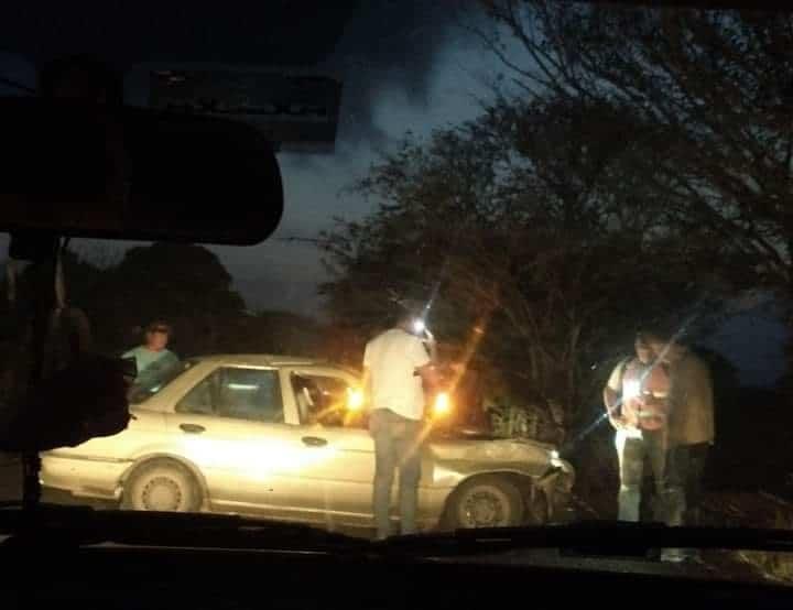 Choca automóvil con tractor en camino de Actopan