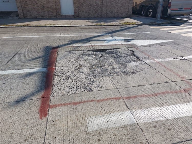 Reportan bache en concreto hidráulico en avenida 16 de septiembre