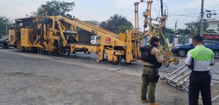 Armón de ferrocarril choca contra camión de pasajeros en Cardel