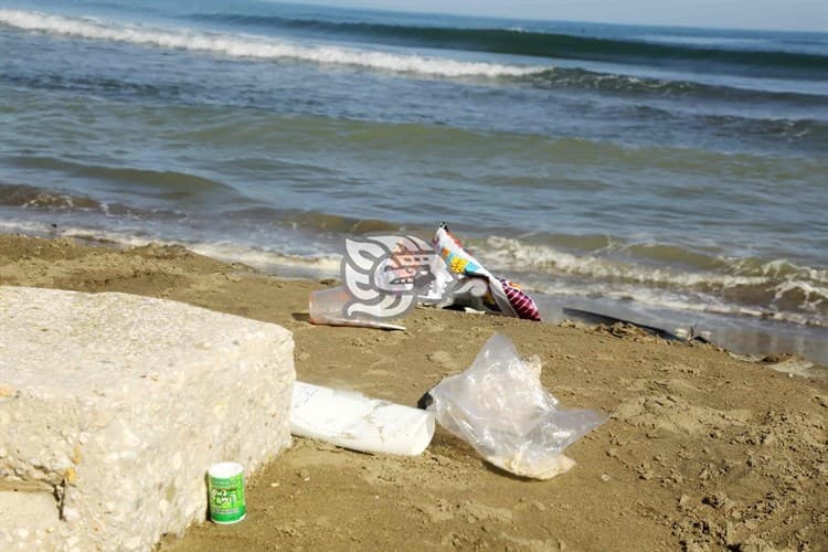 Playa de Coatzacoalcos amanece llena de basura de turistas