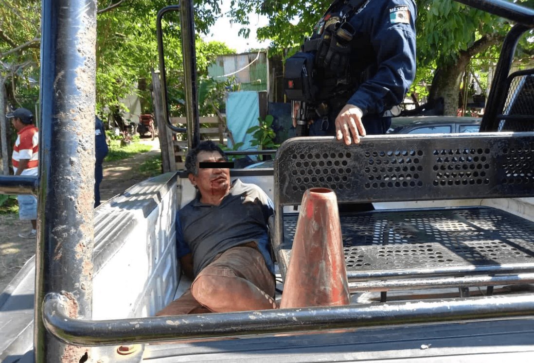 Vecinos detienen a sujeto que intentó agredir con un machete a toda una familia en Coatzacoalcos