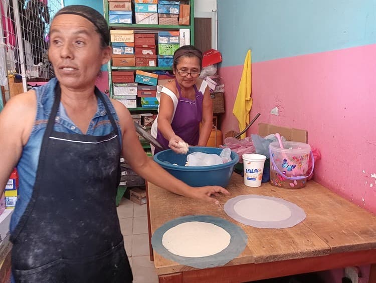 ¡De Oaxaca para Coatza! Doña Amparo y sus famosas tortillas hechas a mano (+Video)