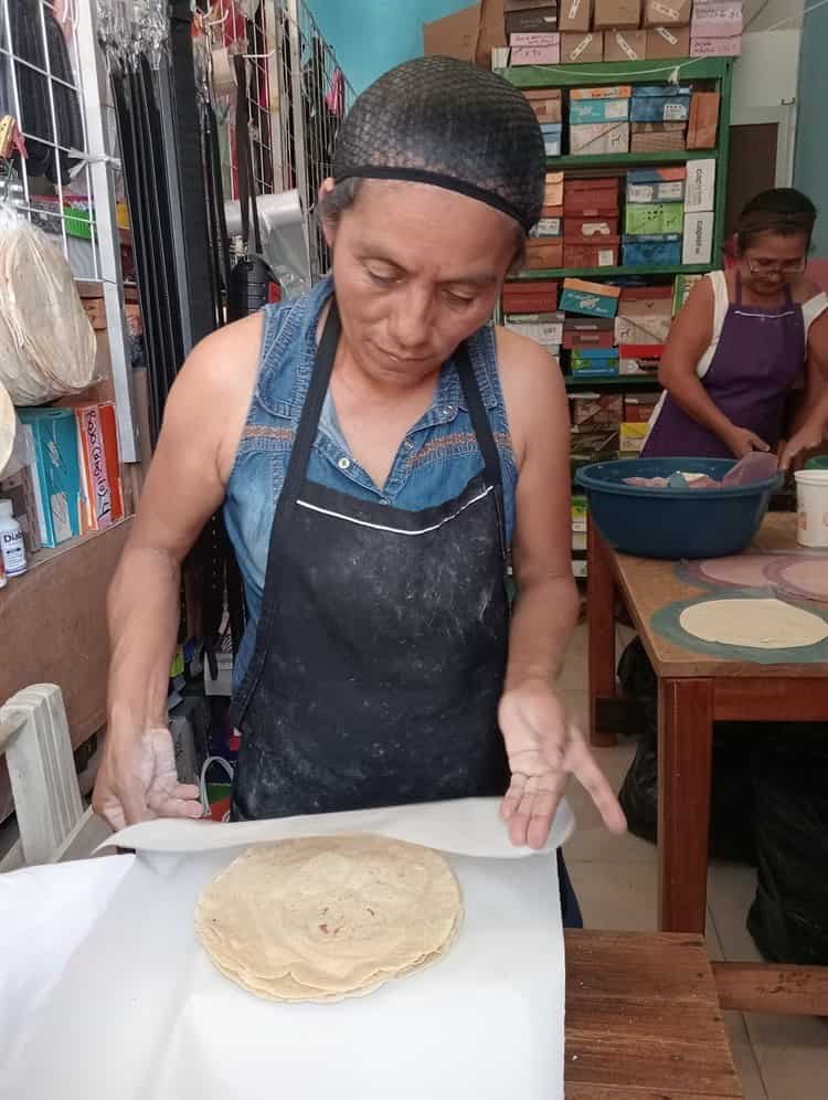 ¡De Oaxaca para Coatza! Doña Amparo y sus famosas tortillas hechas a mano (+Video)