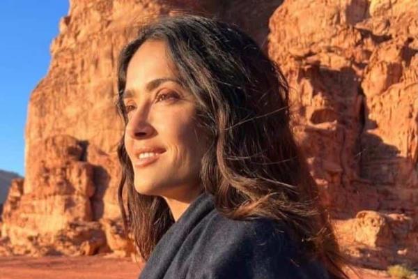 ¡Románticas vacaciones! Salma Hayek viaja a Jordania con su esposo