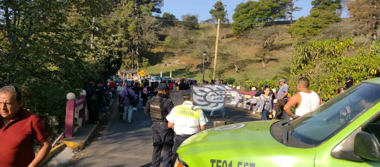 Bloquean carretera Xalapa-Misantla; exigen aulas para jardín de niños