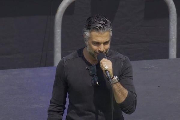 Se burlan de Jaime Camil por error al cantar himno de EU
