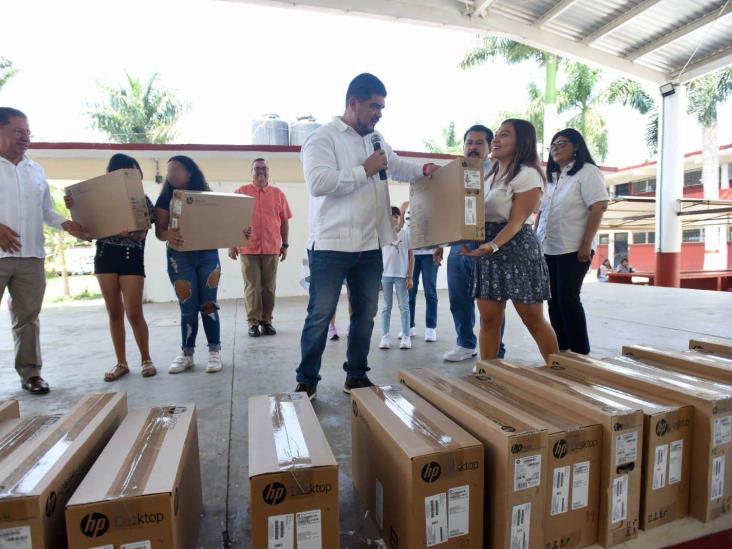 Zenyazen Escobar cumple promesa con entrega de computadoras