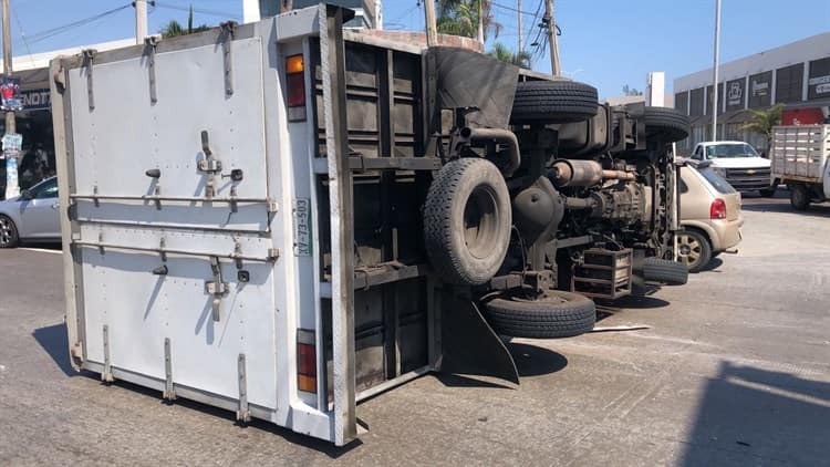 Vuelca camioneta en Boca del Río; se le atravesó un conductor (+Video)