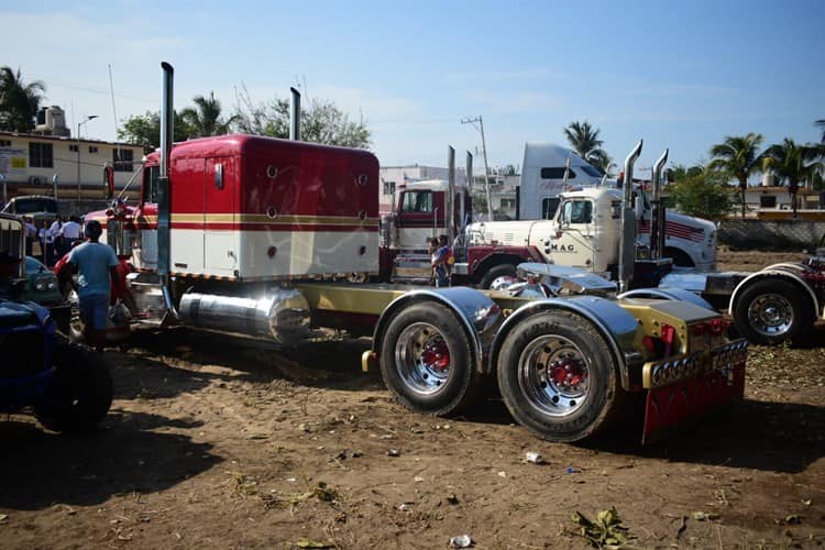 Arriba caravana de más de 30 tractocamiones clásicos a la Playa de Chachalacas