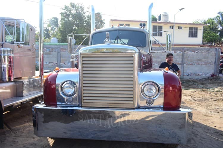 Arriba caravana de más de 30 tractocamiones clásicos a la Playa de Chachalacas