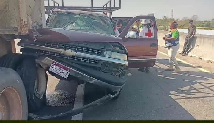 Se estampa camioneta contra tráiler en Paso del Toro-Santa Fe