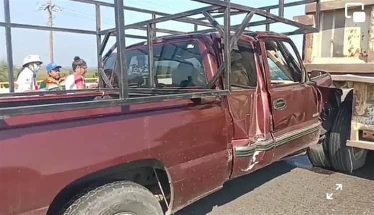 Se estampa camioneta contra tráiler en Paso del Toro-Santa Fe