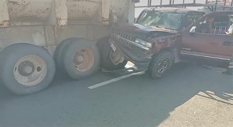 Se estampa camioneta contra tráiler en Paso del Toro-Santa Fe