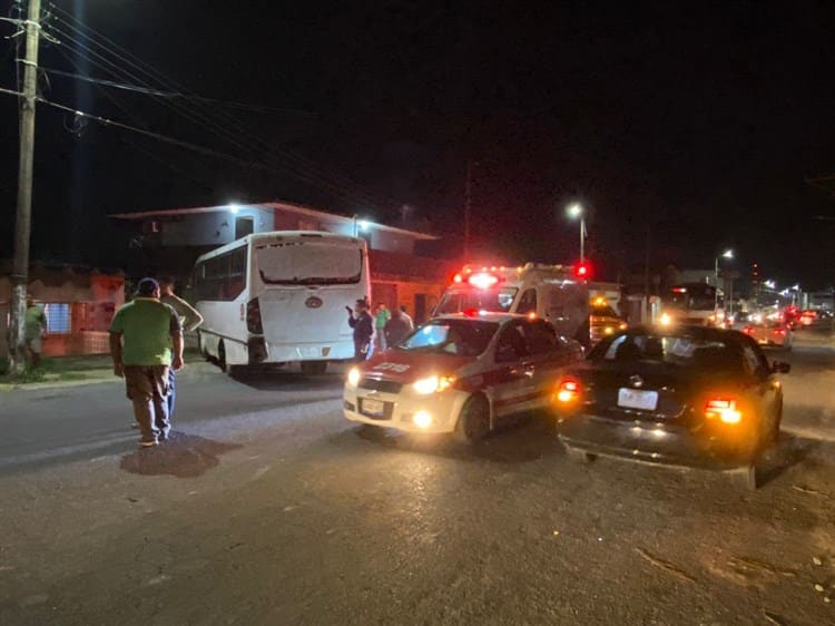 Auto provoca que autobús termine dentro de cochera(+Video)