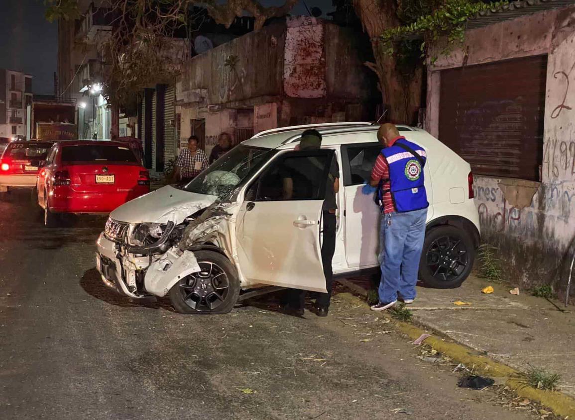 Auto provoca que autobús termine dentro de cochera(+Video)