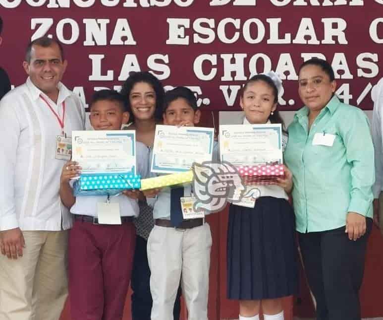 Galardonan a estudiantes por obtener primeros lugares en oratoria