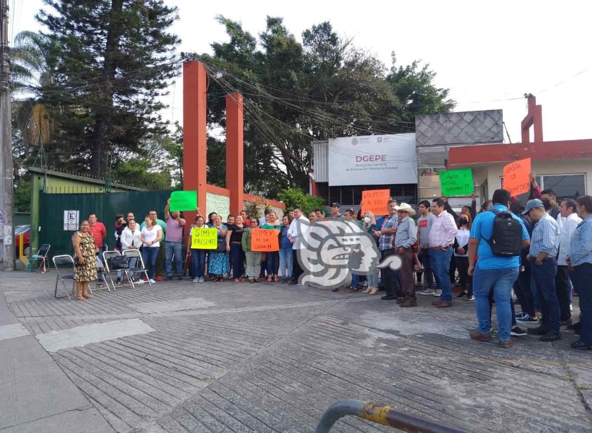 SIMEV toma oficinas de la SEV;  reclaman incumplimiento de acuerdos