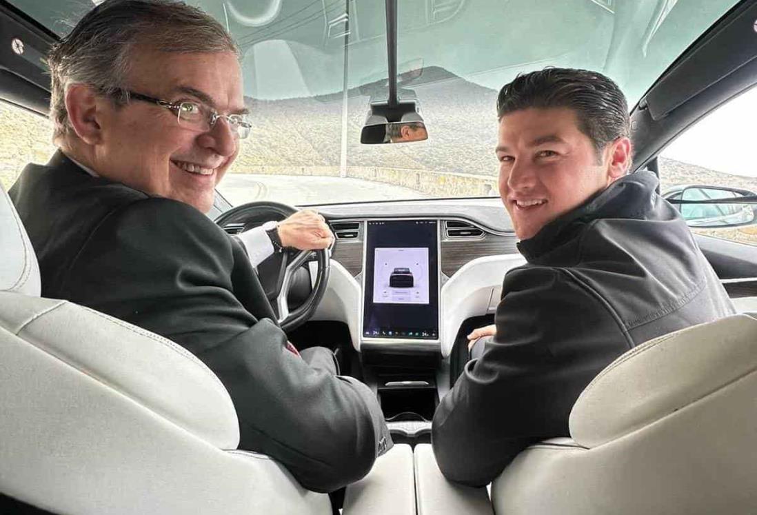 Marcelo Ebrard y Samuel García pasean por terrenos de Tesla en Nuevo León