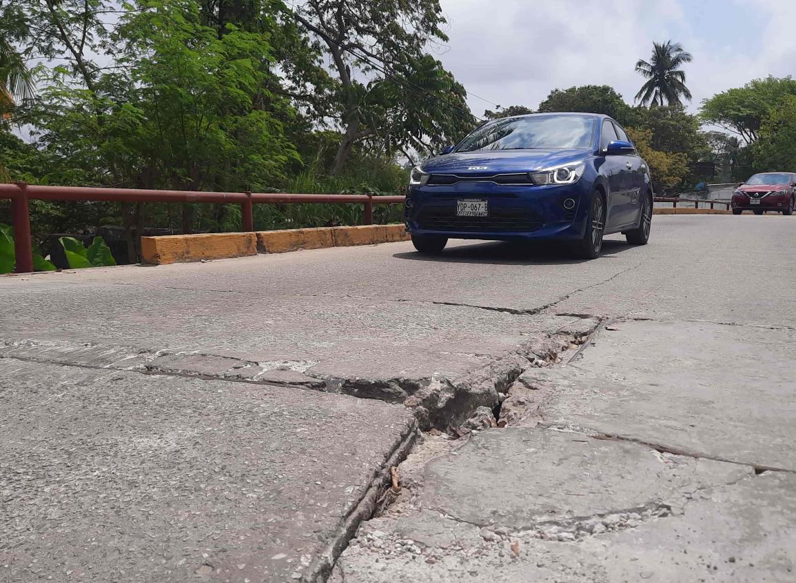 En malas condiciones carriles del puente Manuel Delgado