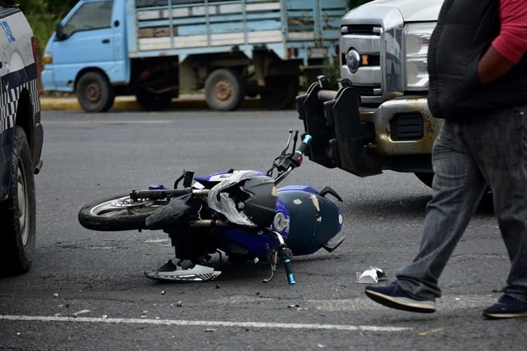 Motociclistas arriesgan su vida por unos pesos; accidentes van en aumento