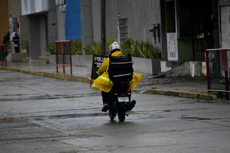 Motociclistas arriesgan su vida por unos pesos; accidentes van en aumento