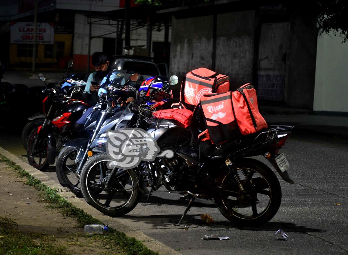 Motociclistas arriesgan su vida por unos pesos; accidentes van en aumento