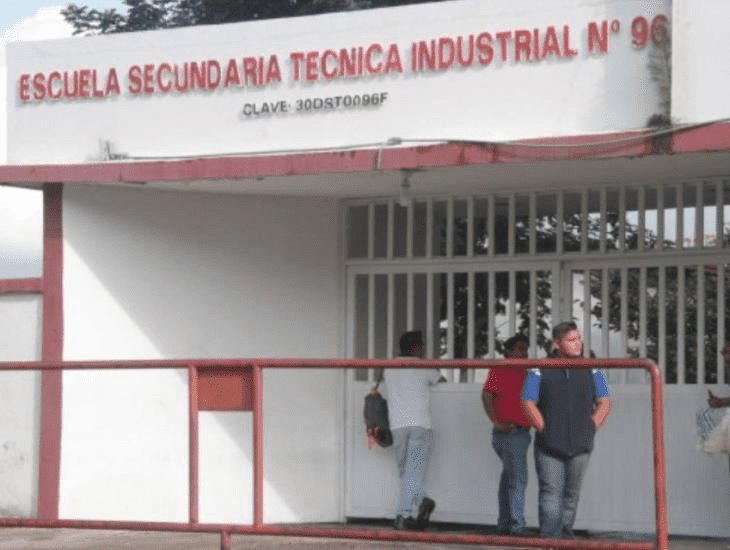 Alumnas tiraron gas pimienta en escuela de Coatza; exigen expulsión