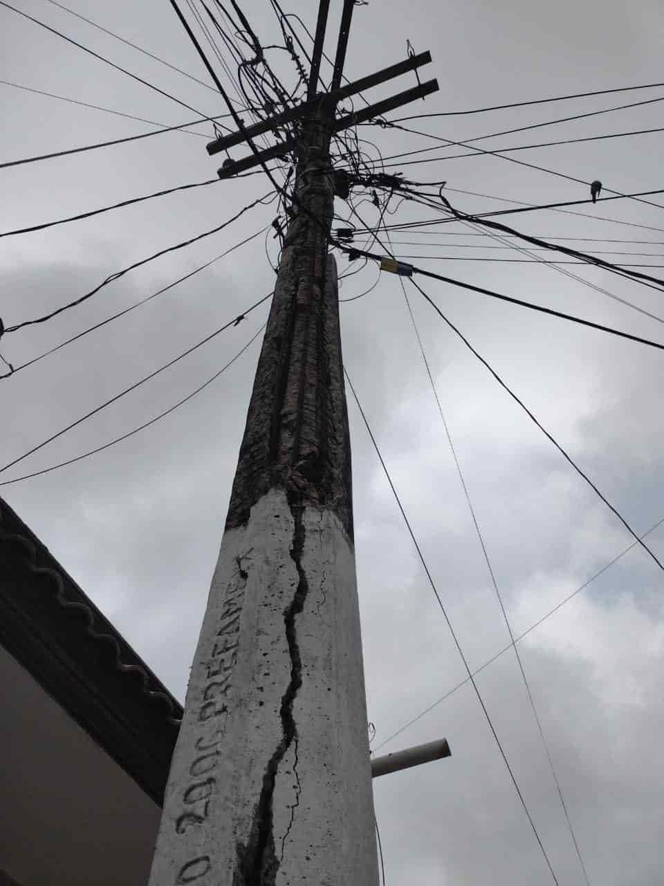 Alarma poste de CFE en malas condiciones en la Lázaro Cárdenas en Veracruz (+Video)