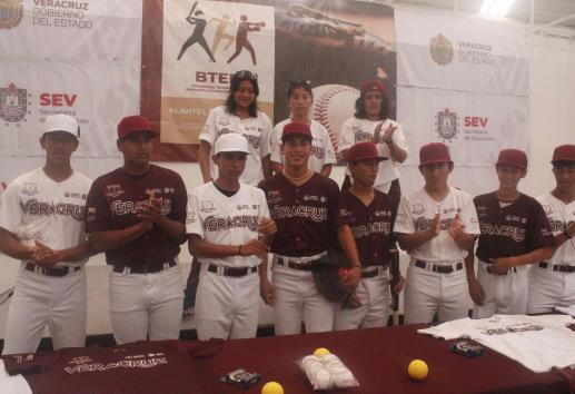 Entrega IVD material deportivo a jóvenes
