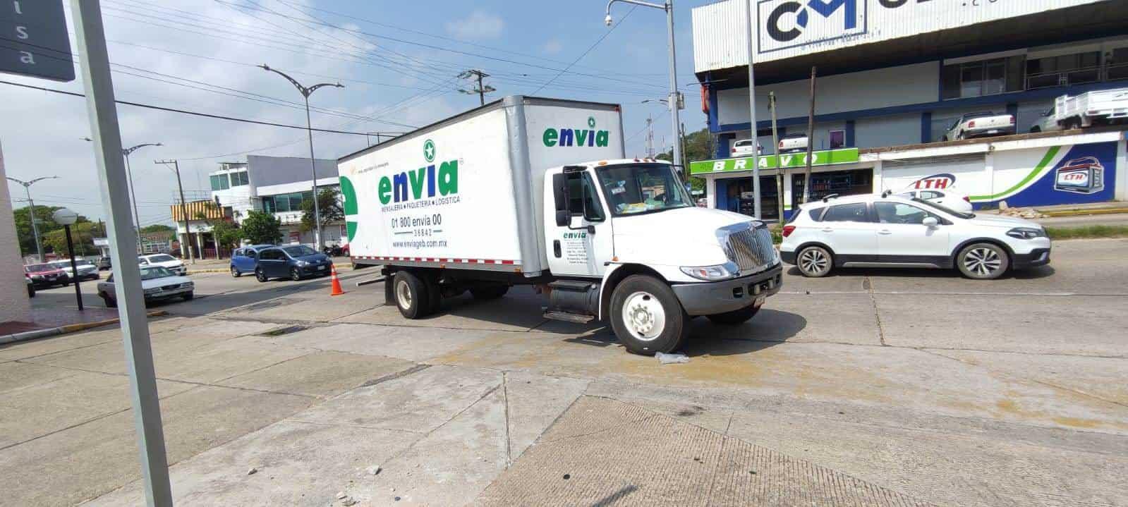 Guardia Nacional asegura a conductor y camión de mensajería Coatzacoalcos