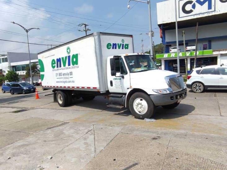 Asegura Guardia Nacional a conductor y camión de mensajería Coatzacoalcos