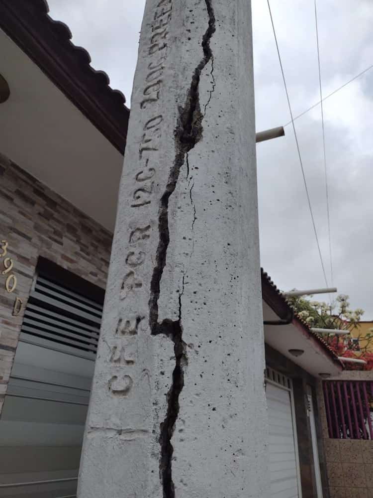 Alarma poste de CFE en malas condiciones en la Lázaro Cárdenas en Veracruz (+Video)