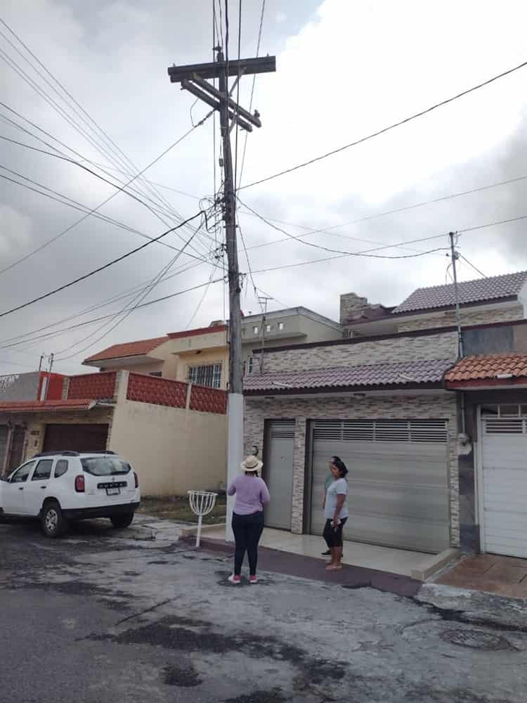 Alarma poste de CFE en malas condiciones en la Lázaro Cárdenas en Veracruz (+Video)