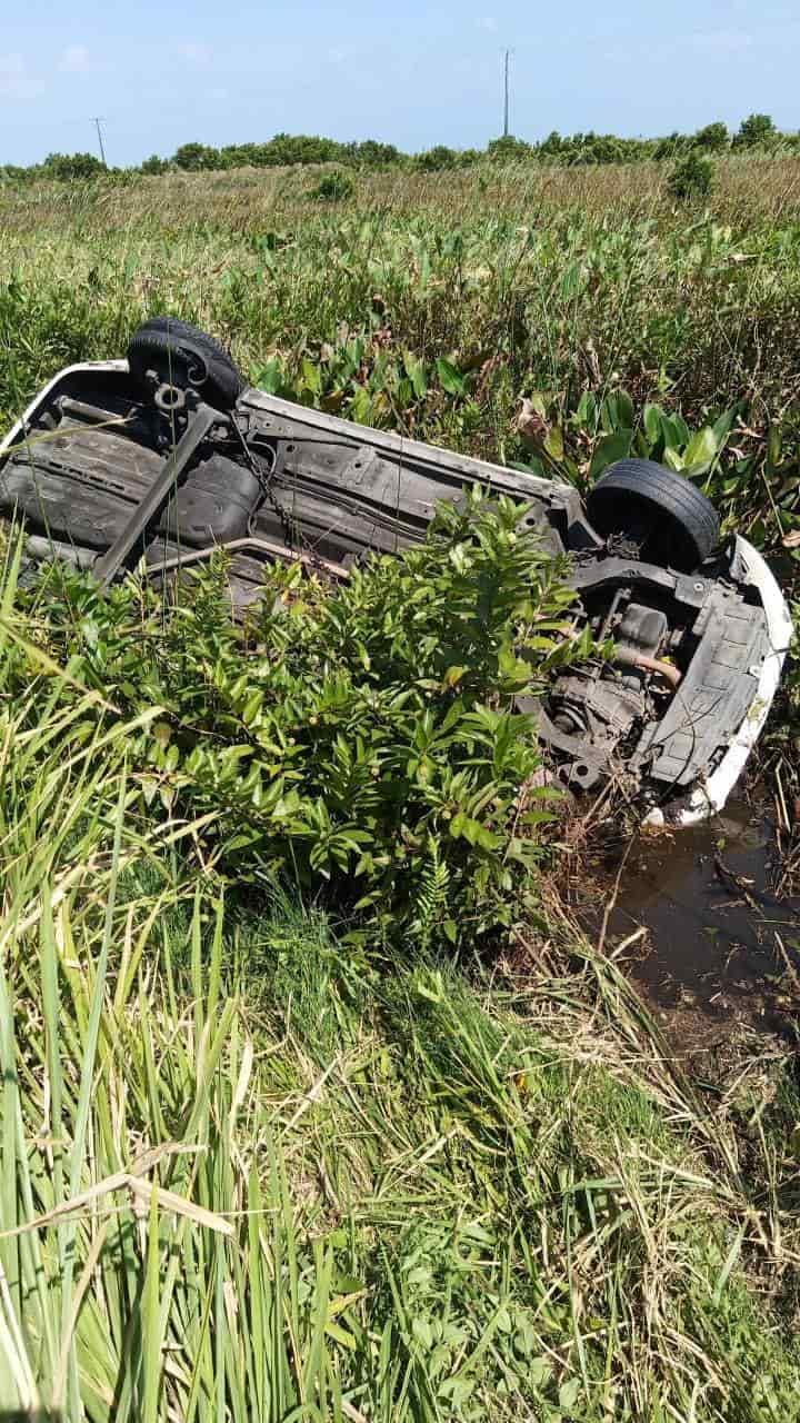 Taxista de Coatzacoalcos, volcó y termina en el pantano de Las Matas