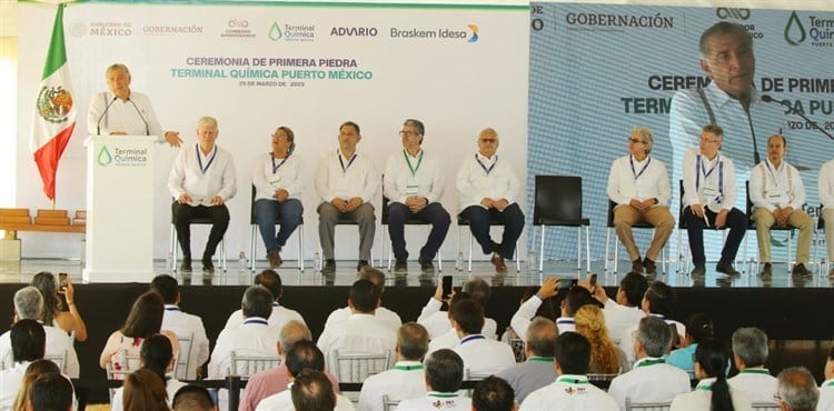 Adán Augusto asiste a ceremonia de la colocación de la primera piedra de la TQPM