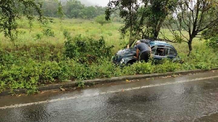 Automóvil se sale de la carretera por el piso mojado en Huatusco