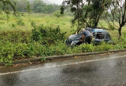 Automóvil se sale de la carretera por el piso mojado en Huatusco