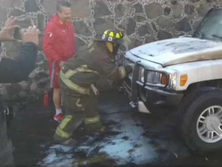 Se incendia su camioneta en plena calle de Alfredo Adame