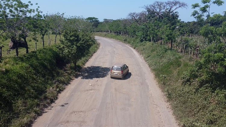 SIOP tiene abandonados caminos serranos en Tatahuicapan