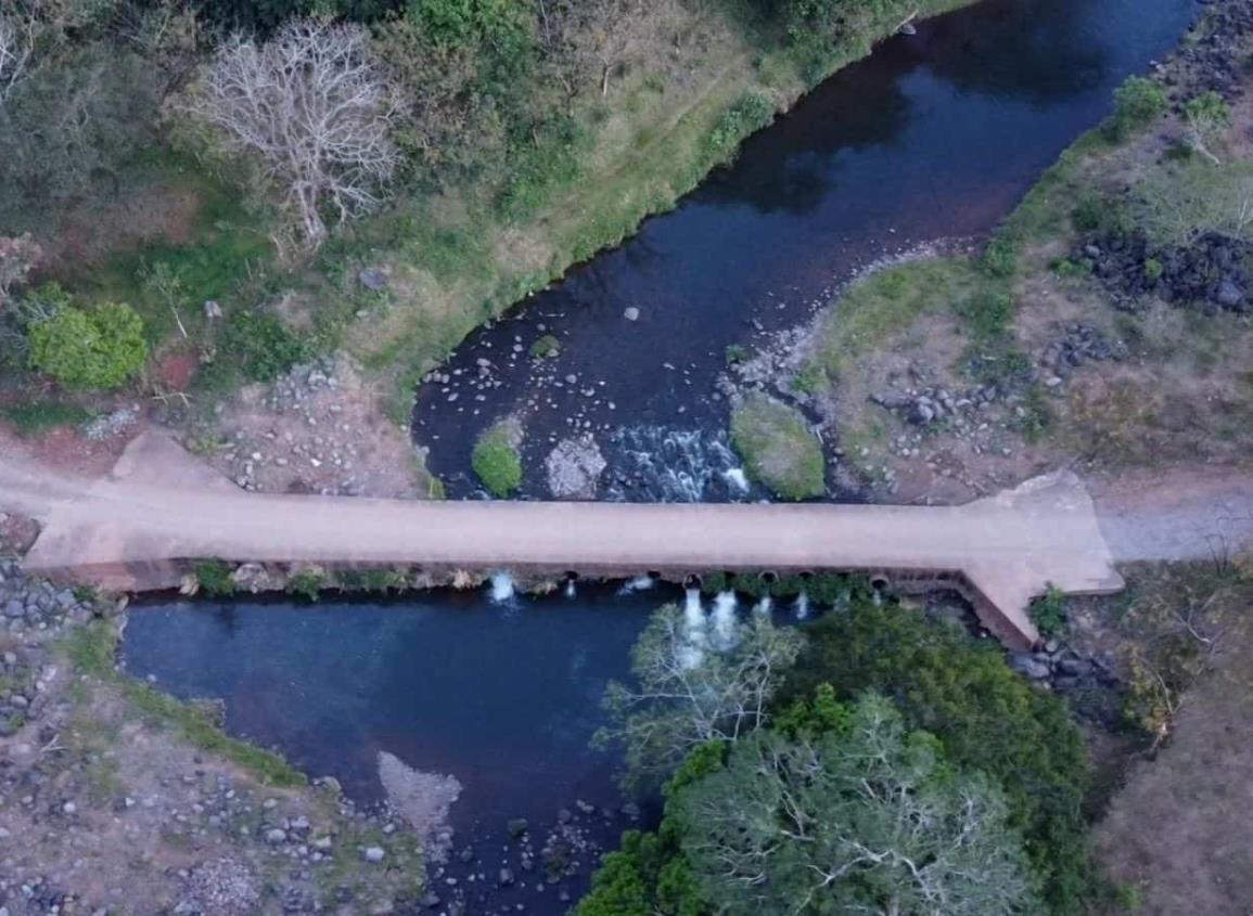 SIOP tiene abandonados caminos serranos en Tatahuicapan