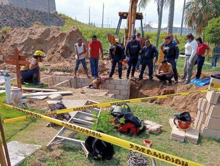 Albañil atrapado bajo muro de concreto en panteón de Coatza (+video)