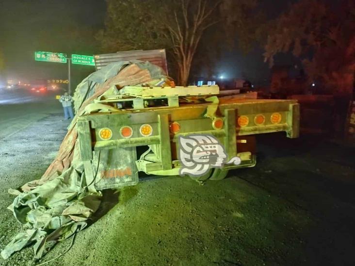 Se accidenta camión en Nogales y rapiñeros se lleva todo