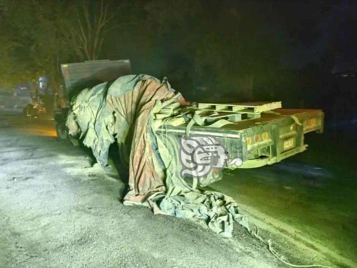 Se accidenta camión en Nogales y rapiñeros se lleva todo