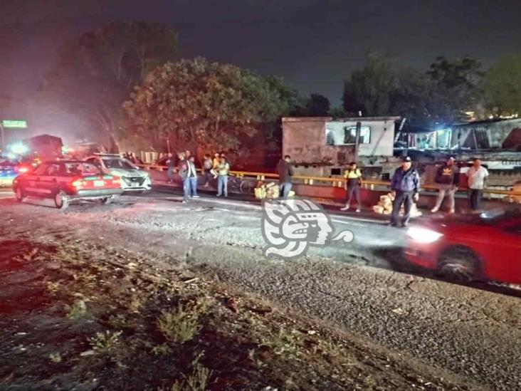 Se accidenta camión en Nogales y rapiñeros se lleva todo