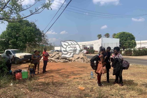 Abandona INM a migrantes frente a estación tras bajarlos de un autobús