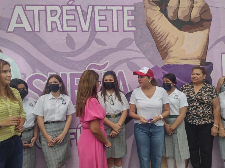 Inauguran mural por 8M en secundaria de Veracruz